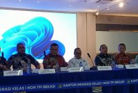 Kepala Kantor Imigrasi Kelas I Non TPI Bekasi, UKI Aditya, dalam gelaran Laporan Refleksi Akhir Tahun 2024, di aula Kantor Imigrasi