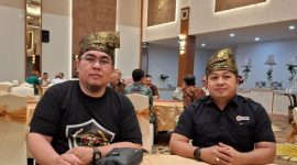 Ketua PWI Bekasi Raya, Ade Muksin, SH, didampingi Sekretaris PWI Bekasi Raya Michael LL Lengkong