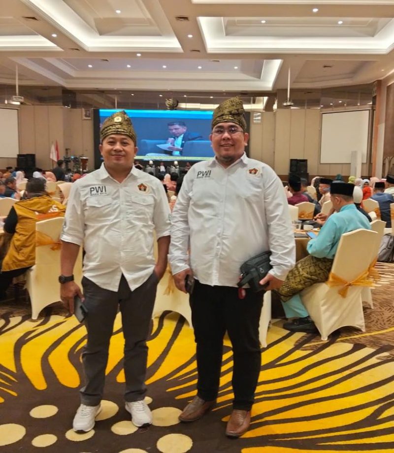Ketua PWI Bekasi Raya, Ade Muksin, SH, didampingi Sekretaris PWI Bekasi Raya Michael LL Lengkong