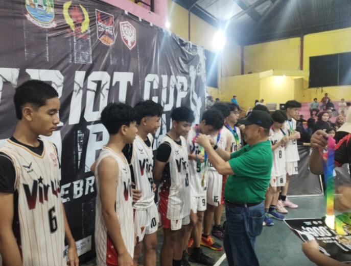 Wakil Wali Kota Bekasi Abdul Harris Bobihoe menutup turnamen Basket Ball Patriot Cup tahun 2025