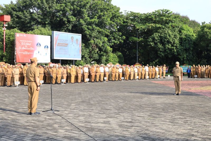 Apel perdana yang langsung dipimpin oleh Wakil Wali Kota Bekasi, Harris Bobihoe mewakili Wali Kota Bekasi 