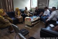Pengurus PWI Bekasi Raya saat audiensi di Kantor Disnaker Kota Bekasi, Kepala Dinas Tenaga Kerja Kota Bekasi, Zarkasih, Kepala Bidang Penempatan, Tri Kartika