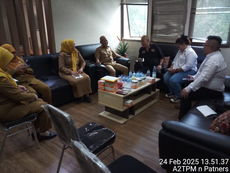 Pengurus PWI Bekasi Raya saat audiensi di Kantor Disnaker Kota Bekasi, Kepala Dinas Tenaga Kerja Kota Bekasi, Zarkasih, Kepala Bidang Penempatan, Tri Kartika