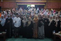 Hadir dalam kesempatan Istri Wali Kota Bekasi Wiwiek Hargono Tri Adhianto dan Istri Wakil Wali Kota Wuri Handayani Bobihoe serta pengurus PKK dan DWP Kota Bekasi serta Gabungan Organisasi Wanita