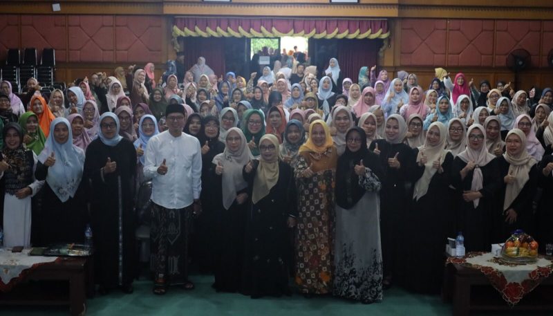 Hadir dalam kesempatan Istri Wali Kota Bekasi Wiwiek Hargono Tri Adhianto dan Istri Wakil Wali Kota Wuri Handayani Bobihoe serta pengurus PKK dan DWP Kota Bekasi serta Gabungan Organisasi Wanita