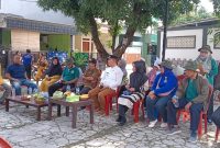 Lurah Teluk Pucung, Ismail Marzuki memakai baju putih duduk diantara warga RW.029