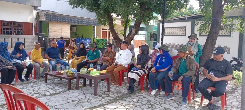 Lurah Teluk Pucung, Ismail Marzuki memakai baju putih duduk diantara warga RW.029