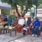 Lurah Teluk Pucung, Ismail Marzuki memakai baju putih duduk diantara warga RW.029