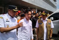 Wali Kota Bekasi, Tri Adhianto dampingi Wakil Presiden Republik Indonesia, Gibran Rakabumi Raka dalam rangka tinjauan warga terdampak banjir di Perumahan Pondok Gede Permai, Kelurahan Jatirasa Kecamatan Jatiasih.
