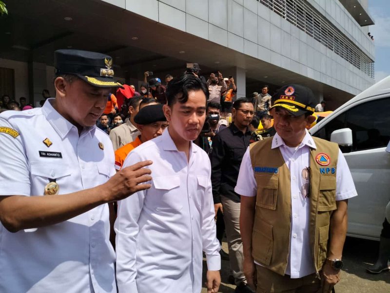 Wali Kota Bekasi, Tri Adhianto dampingi Wakil Presiden Republik Indonesia, Gibran Rakabumi Raka dalam rangka tinjauan warga terdampak banjir di Perumahan Pondok Gede Permai, Kelurahan Jatirasa Kecamatan Jatiasih.