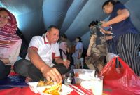  Walikota Tri Adhianto duduk bersila di antara warga, berbuka puasa bersama mereka yang kehilangan rumah dan kenyamanan akibat banjir.
