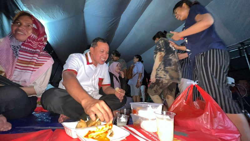  Walikota Tri Adhianto duduk bersila di antara warga, berbuka puasa bersama mereka yang kehilangan rumah dan kenyamanan akibat banjir.