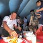  Walikota Tri Adhianto duduk bersila di antara warga, berbuka puasa bersama mereka yang kehilangan rumah dan kenyamanan akibat banjir.