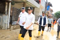 Wakil Kementerian Dalam Negeri RI, Bima Arya, meninjau langsung korban banjir di Pondok Gede Permai, Kelurahan Jatirasa, Kecamatan Jatiasih didampingi Wali Kota Bekasi, Tri Adhianto