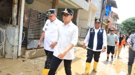 Wakil Kementerian Dalam Negeri RI, Bima Arya, meninjau langsung korban banjir di Pondok Gede Permai, Kelurahan Jatirasa, Kecamatan Jatiasih didampingi Wali Kota Bekasi, Tri Adhianto