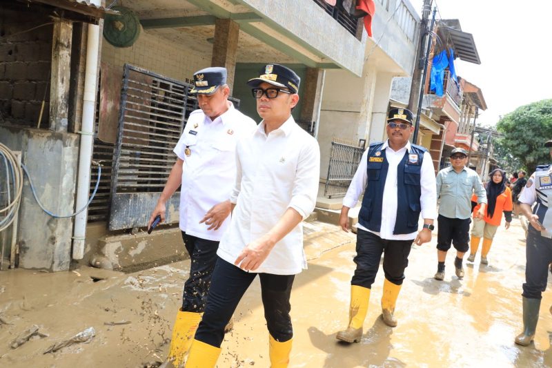 Wakil Kementerian Dalam Negeri RI, Bima Arya, meninjau langsung korban banjir di Pondok Gede Permai, Kelurahan Jatirasa, Kecamatan Jatiasih didampingi Wali Kota Bekasi, Tri Adhianto