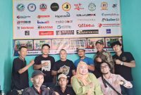 Ketua Persatuan Wartawan Indonesia (PWI) Bekasi Raya, Ade Muksin, SH., berdiri di belakang dengan memakai kaos hitam ada logo besar  PWI,  menyambangi kantor Sekretariat Kelompok Kerja (Pokja) Wartawan Babelan Utara