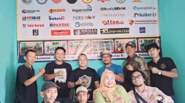 Ketua Persatuan Wartawan Indonesia (PWI) Bekasi Raya, Ade Muksin, SH., berdiri di belakang dengan memakai kaos hitam ada logo besar  PWI,  menyambangi kantor Sekretariat Kelompok Kerja (Pokja) Wartawan Babelan Utara