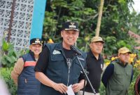 Wali Kota Bekasi, Tri Adhianto memimpin apel siap siaga pembersihan pasca banjir di Rusunawa Kelurahan Bekasi Jaya Kecamatan Bekasi Timur untuk mengerahkan bantuan dari semua pihak pasca banjir yang mengedapkan lumpur.