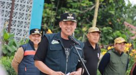 Wali Kota Bekasi, Tri Adhianto memimpin apel siap siaga pembersihan pasca banjir di Rusunawa Kelurahan Bekasi Jaya Kecamatan Bekasi Timur untuk mengerahkan bantuan dari semua pihak pasca banjir yang mengedapkan lumpur.