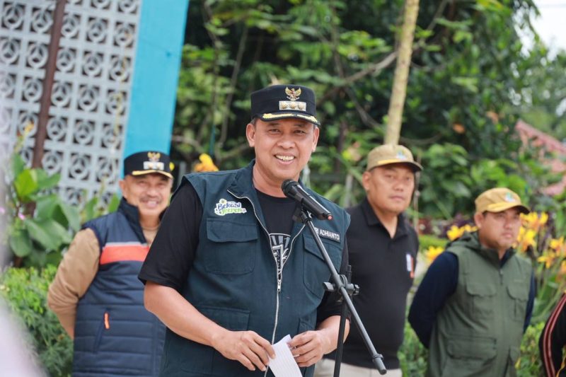 Wali Kota Bekasi, Tri Adhianto memimpin apel siap siaga pembersihan pasca banjir di Rusunawa Kelurahan Bekasi Jaya Kecamatan Bekasi Timur untuk mengerahkan bantuan dari semua pihak pasca banjir yang mengedapkan lumpur.