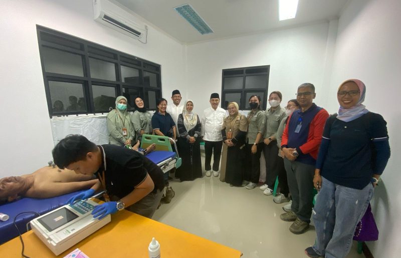  Wakil Wali Kota Abdul Harris Bobihoe memakai baju koko berdiri ditengah mengapresiasi kegiatan ‘BERAKSI DI BEKASI TIMUR’ 