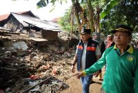 Wawali Bobihoe memakai rompi menginstruksikan DBMSDA untuk menerjunkan pompa air.