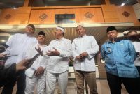 Gubernur Jawa Barat, Dedi Mulyadi didampingi Wali Kota Bekasi, Tri Adhianto, Bupati Bekasi, Ade Kuswara Kunang, Wali Kota Depok, Supian Suri dan Bupati Bogor, Rudy Susmanto dalam rangka pembahasan permasalahan banjir.