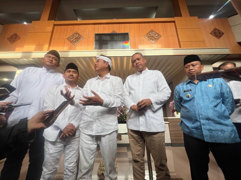 Gubernur Jawa Barat, Dedi Mulyadi didampingi Wali Kota Bekasi, Tri Adhianto, Bupati Bekasi, Ade Kuswara Kunang, Wali Kota Depok, Supian Suri dan Bupati Bogor, Rudy Susmanto dalam rangka pembahasan permasalahan banjir.