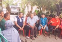 Walikota Bekasi, Tri Adhianto (rompi Biru) mengunjungi warga korban terdampak banjir 
