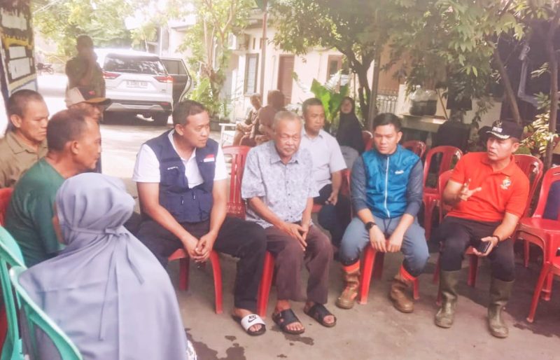 Walikota Bekasi, Tri Adhianto (rompi Biru) mengunjungi warga korban terdampak banjir 