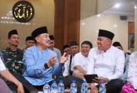 Wali Kota Bekasi Tri Adhianto (baju Koko Warna Putih) dan Wakil Wali Kota Bekasi Abdul Harris Bobihoe (Baju Koko Warna Biru) kompak hadiri santunan anak yatim dhuafa sekaligus berbuka puasa bersama yang dilaksanakan di Komplek Dewan Dakwah Islam Indonesia (DDII) Kota Bekasi, Medan Satria. Tampak hadir Asda II H Inayatullah, Ketua MUI KH Saufuddin Siroj, Ketua DDII KH Salimin Dani, Camat Medan Satria dan Tokoh Agama.