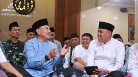 Wali Kota Bekasi Tri Adhianto (baju Koko Warna Putih) dan Wakil Wali Kota Bekasi Abdul Harris Bobihoe (Baju Koko Warna Biru) kompak hadiri santunan anak yatim dhuafa sekaligus berbuka puasa bersama yang dilaksanakan di Komplek Dewan Dakwah Islam Indonesia (DDII) Kota Bekasi, Medan Satria. Tampak hadir Asda II H Inayatullah, Ketua MUI KH Saufuddin Siroj, Ketua DDII KH Salimin Dani, Camat Medan Satria dan Tokoh Agama.