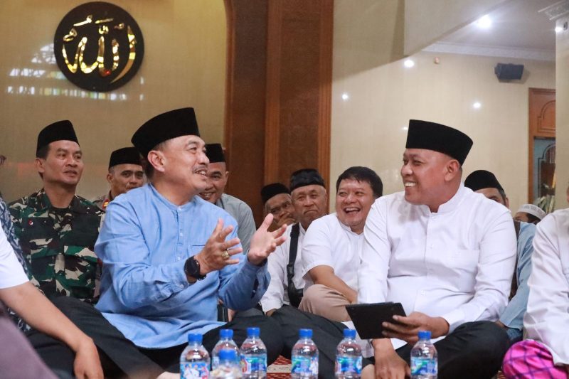 Wali Kota Bekasi Tri Adhianto (baju Koko Warna Putih) dan Wakil Wali Kota Bekasi Abdul Harris Bobihoe (Baju Koko Warna Biru) kompak hadiri santunan anak yatim dhuafa sekaligus berbuka puasa bersama yang dilaksanakan di Komplek Dewan Dakwah Islam Indonesia (DDII) Kota Bekasi, Medan Satria. Tampak hadir Asda II H Inayatullah, Ketua MUI KH Saufuddin Siroj, Ketua DDII KH Salimin Dani, Camat Medan Satria dan Tokoh Agama.