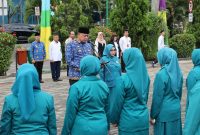 Wali Kota Bekasi, Tri Adhianto yang didampingi Ketua TP PKK Kota Bekasi, Dwi Setyorini bersama Wakil Wali Kota Bekasi, Abdul Haris Bobihoe serta istri Wakil Wali Kota Bekasi, Wuri Handayani dalam rangkaian apel pelantikan Ketua TP PKK Kecamatan dan Kelurahan se Kota Bekasi
