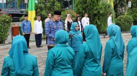 Wali Kota Bekasi, Tri Adhianto yang didampingi Ketua TP PKK Kota Bekasi, Dwi Setyorini bersama Wakil Wali Kota Bekasi, Abdul Haris Bobihoe serta istri Wakil Wali Kota Bekasi, Wuri Handayani dalam rangkaian apel pelantikan Ketua TP PKK Kecamatan dan Kelurahan se Kota Bekasi