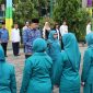 Wali Kota Bekasi, Tri Adhianto yang didampingi Ketua TP PKK Kota Bekasi, Dwi Setyorini bersama Wakil Wali Kota Bekasi, Abdul Haris Bobihoe serta istri Wakil Wali Kota Bekasi, Wuri Handayani dalam rangkaian apel pelantikan Ketua TP PKK Kecamatan dan Kelurahan se Kota Bekasi