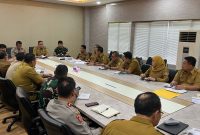  Rapat Evaluasi Penanganan Tanggap Darurat Bencana yang dipimpin oleh Wali Kota Bekasi, dan dihadiri oleh Kapolres Metro Bekasi Kota, Kasdim 0507, Sekretaris Daerah Kota Bekasi, para Asisten Daerah, Kepala Organisasi Perangkat Daerah (OPD), dan 8 Camat di wilayah terdampak banjir