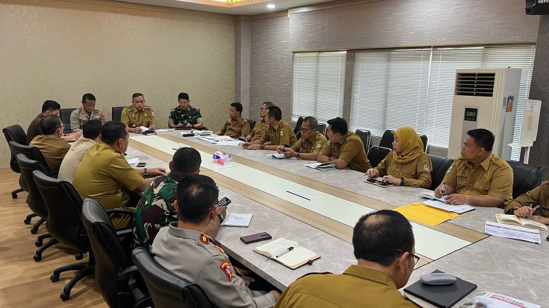  Rapat Evaluasi Penanganan Tanggap Darurat Bencana yang dipimpin oleh Wali Kota Bekasi, dan dihadiri oleh Kapolres Metro Bekasi Kota, Kasdim 0507, Sekretaris Daerah Kota Bekasi, para Asisten Daerah, Kepala Organisasi Perangkat Daerah (OPD), dan 8 Camat di wilayah terdampak banjir
