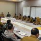  Rapat Evaluasi Penanganan Tanggap Darurat Bencana yang dipimpin oleh Wali Kota Bekasi, dan dihadiri oleh Kapolres Metro Bekasi Kota, Kasdim 0507, Sekretaris Daerah Kota Bekasi, para Asisten Daerah, Kepala Organisasi Perangkat Daerah (OPD), dan 8 Camat di wilayah terdampak banjir