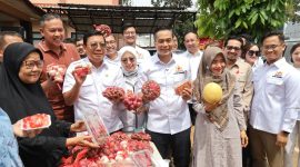 Ketua Kadin Indonesia, Anindya Bakrie, Kepala Badan Pangan Nasional, Arief Prasetyo Adi disambut oleh Wali Kota Bekasi, Tri Adhianto dalam pembukaan acara tersebut