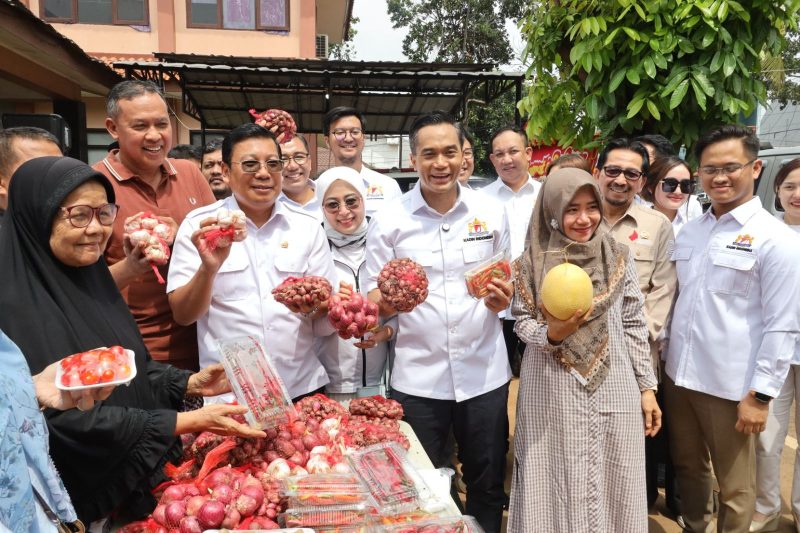 Ketua Kadin Indonesia, Anindya Bakrie, Kepala Badan Pangan Nasional, Arief Prasetyo Adi disambut oleh Wali Kota Bekasi, Tri Adhianto dalam pembukaan acara tersebut