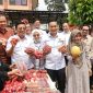 Ketua Kadin Indonesia, Anindya Bakrie, Kepala Badan Pangan Nasional, Arief Prasetyo Adi disambut oleh Wali Kota Bekasi, Tri Adhianto dalam pembukaan acara tersebut