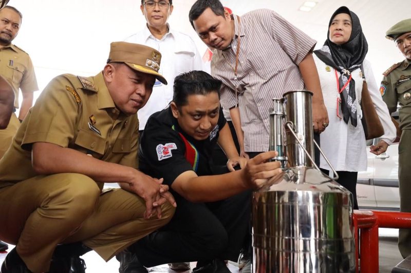 Wali Kota Bekasi, Tri Adhianto, melakukan inspeksi langsung terhadap dua Stasiun Pengisian Bahan Bakar Umum (SPBU) di Kota Bekasi, yaitu SPBU Bekasi Barat dan SPBU Margahayu