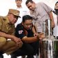 Wali Kota Bekasi, Tri Adhianto, melakukan inspeksi langsung terhadap dua Stasiun Pengisian Bahan Bakar Umum (SPBU) di Kota Bekasi, yaitu SPBU Bekasi Barat dan SPBU Margahayu