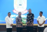 Tri Adhianto bersama Sekretaris Daerah Kota Bekasi menyerahkan dan menandatangani berita acara tersebut saat menyerahkan kepada Kepala BPKP Provinsi Jawa Barat, Eydu Oktain Panjaitan.