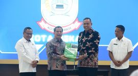 Tri Adhianto bersama Sekretaris Daerah Kota Bekasi menyerahkan dan menandatangani berita acara tersebut saat menyerahkan kepada Kepala BPKP Provinsi Jawa Barat, Eydu Oktain Panjaitan.