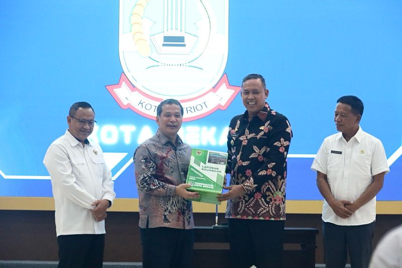 Tri Adhianto bersama Sekretaris Daerah Kota Bekasi menyerahkan dan menandatangani berita acara tersebut saat menyerahkan kepada Kepala BPKP Provinsi Jawa Barat, Eydu Oktain Panjaitan.