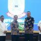 Tri Adhianto bersama Sekretaris Daerah Kota Bekasi menyerahkan dan menandatangani berita acara tersebut saat menyerahkan kepada Kepala BPKP Provinsi Jawa Barat, Eydu Oktain Panjaitan.