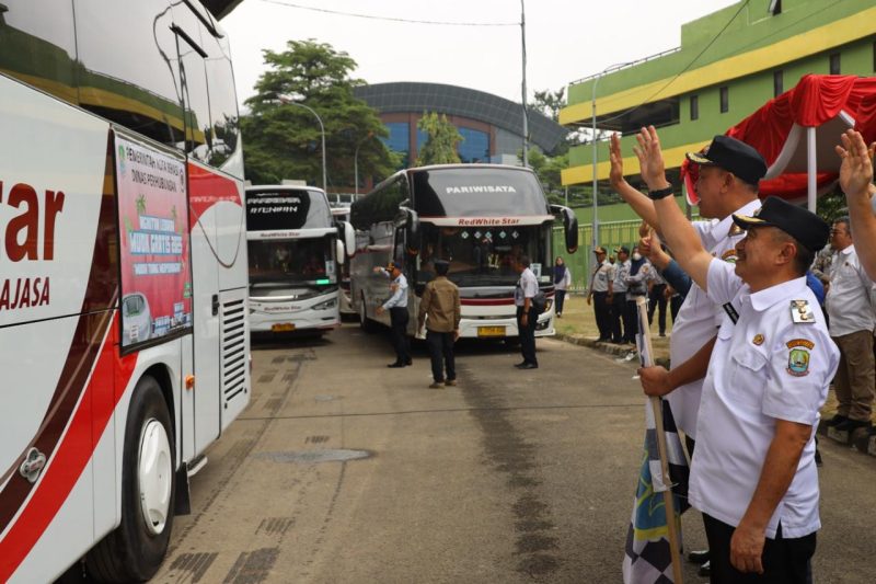 Wali Kota Tri Adhianto dan Wawali Harris Bobihoe (baju putih topi hitam) melambaikan tangan tanda selamat jalan ke peserta mudik gratis.
